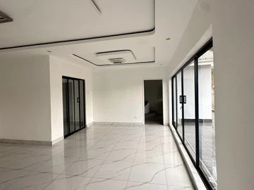 4 Bedroom Flat & Apartment