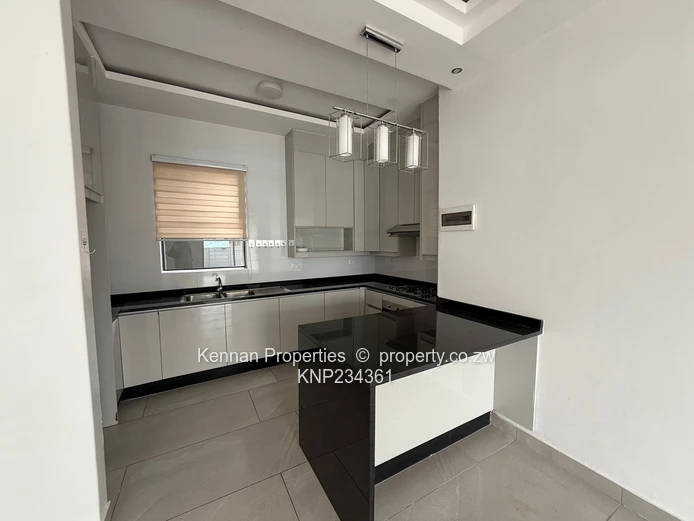 Modern Townhouse in secure Peakwood Village 