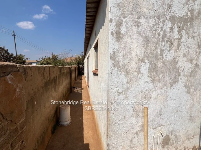 5 Bedroomed House in Emganwini For Sale