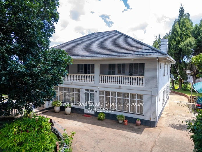 Gracious 5-Bed Colonial in Eastlea with Pool & Garden