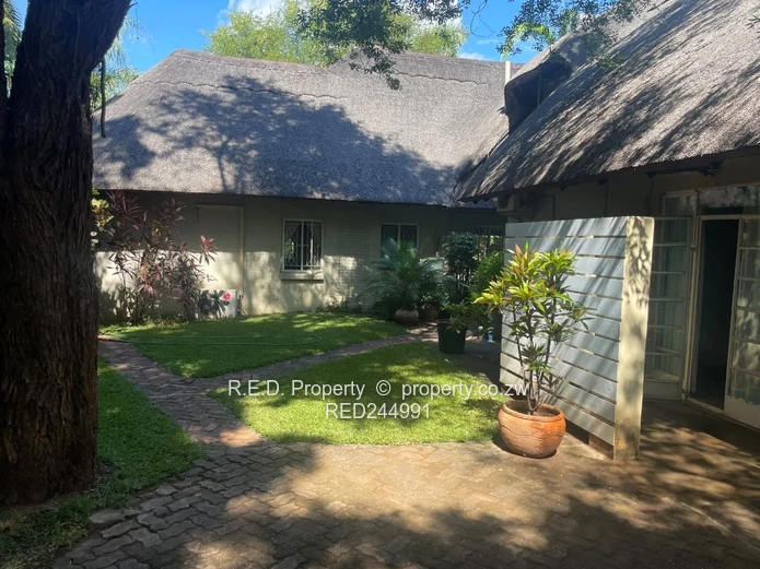 Stunning Double Storey Thatch Lodge Overlooking Msuna Bay