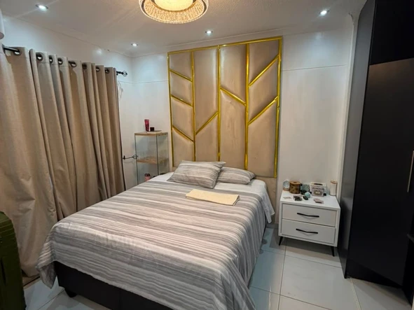 2 Bedroom Flat & Apartment
