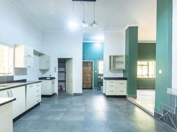 3 Bedroom Flat & Apartment