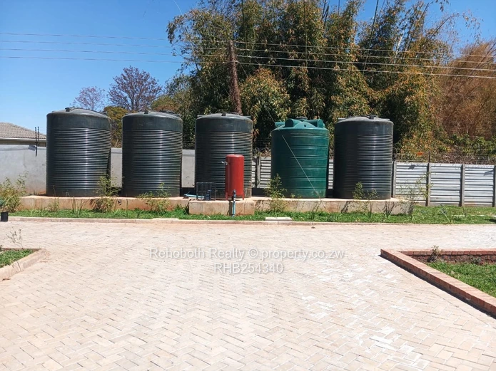 Spacious 2-Bed Marlborough Flat - Patio & Borehole