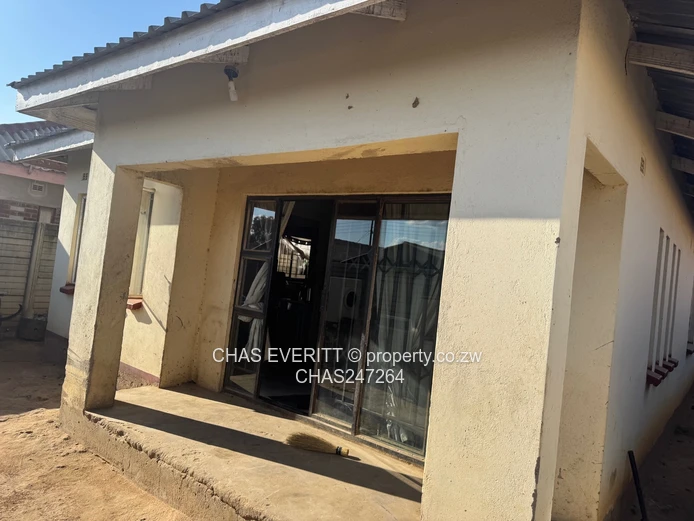 4 beds house in Unit G Makoni Seke Chitungwiza $35k