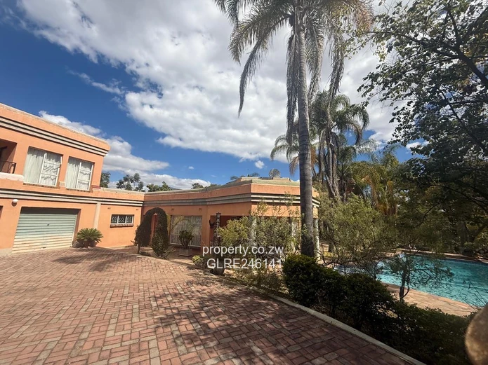 Helensvale 6-Bed Home with Pool & Borehole