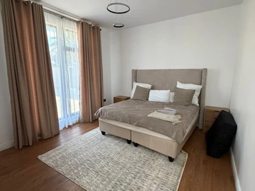 4 Bedroom Flat & Apartment