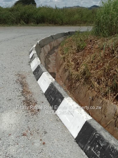 1250m² Bindura Stand — Tar Road, Water Tanks & Views