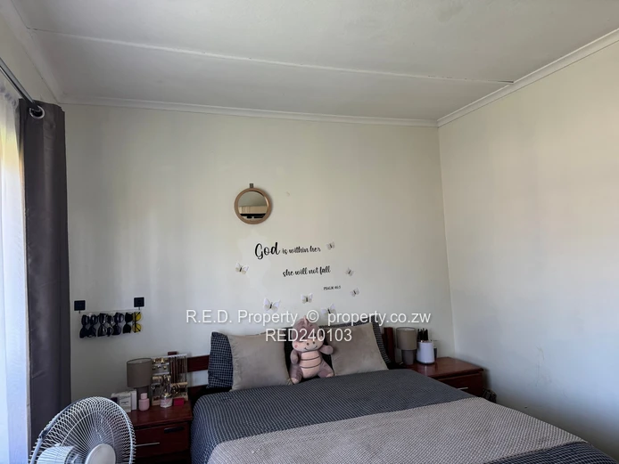 An Ideal Move-In-Ready Home In Queenspark East!