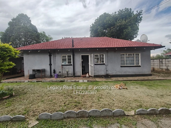 Investor’S Dream ,Main House Plus Self-Contained Cottage In Mabelreign