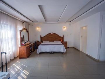 8 Bedroom House