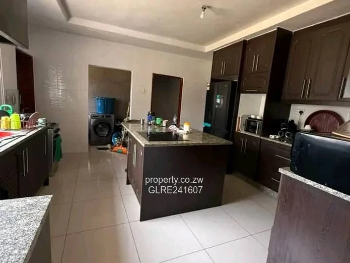 Pomona 5-Bed Home - Garden, Paved Driveway & Borehole