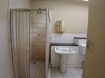 2 Bedroom Flat & Apartment