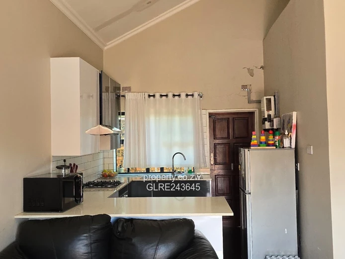 Open-Plan 2-Bed Flat Ashdown Park — Borehole & Yard