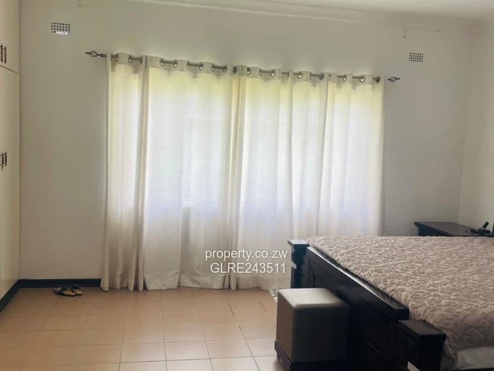 Sunridge 4-Bed Home — Walled Garden, Garage & Verandah