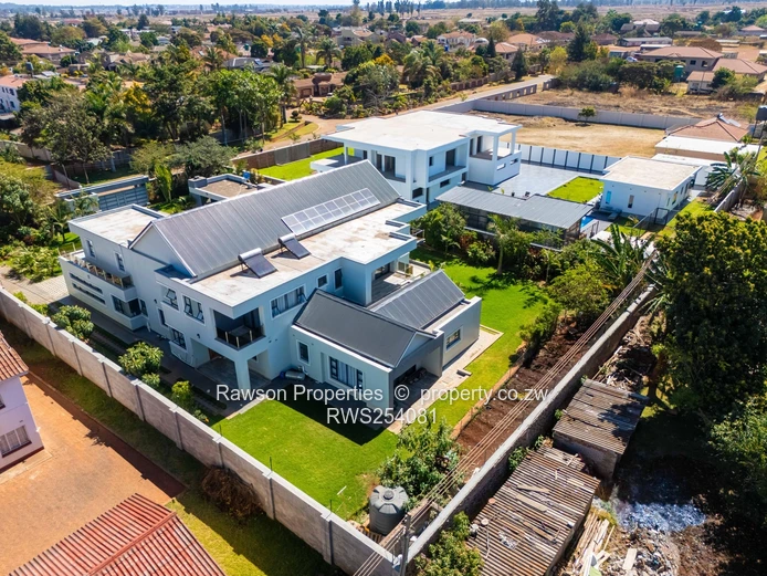 Modern 6-Bed Family Home with Pool & Solar — Mount Pleasant