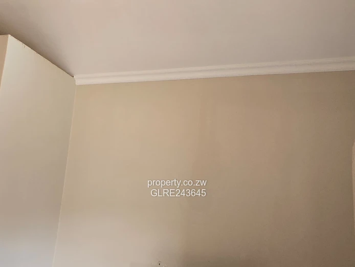 Open-Plan 2-Bed Flat Ashdown Park — Borehole & Yard