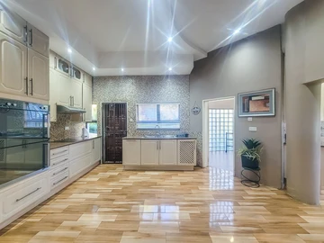 6 Bedroom House