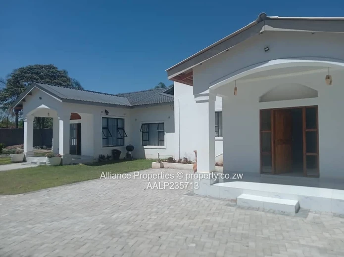 Luxurious 3-Bedroom En-Suite Cluster with Borehole in Prime Helensvale