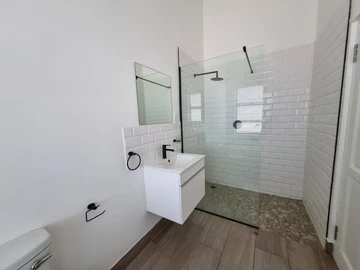 2 Bedroom Flat & Apartment