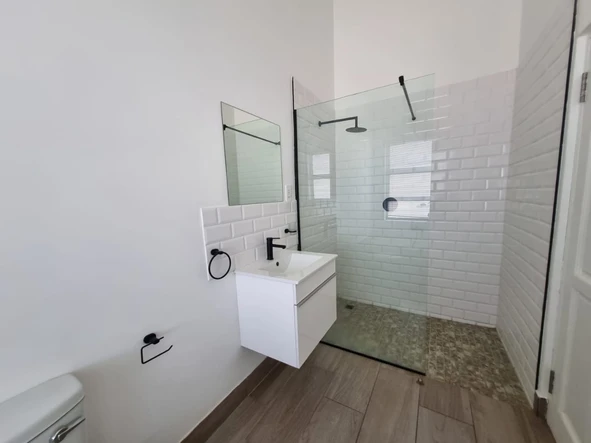 2 Bedroom Flat & Apartment