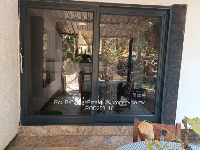 Glen Lorne 2-Bed Cottage — Tiled Bath & Breakfast Bar