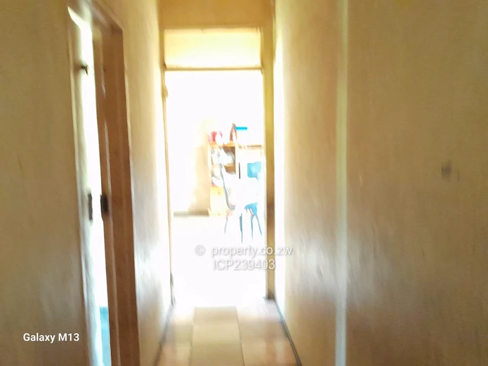 Manyame Low density stand with cottage for sale-2010m² (Sole Mandate)