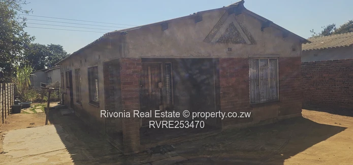 Spacious 4-Bed Home with Borehole in Budiriro