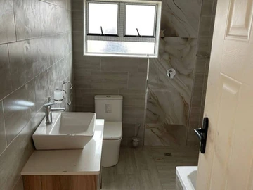 4 Bedroom Flat & Apartment