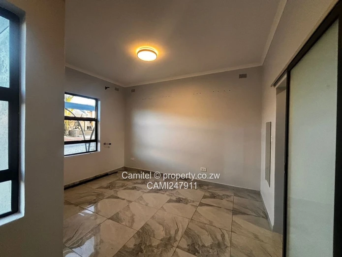 Open-Plan 3-Bed Townhouse in Greendale North — Borehole