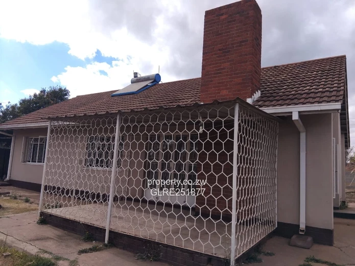 Spacious 3-Bed Home in Ashdown Park with Borehole