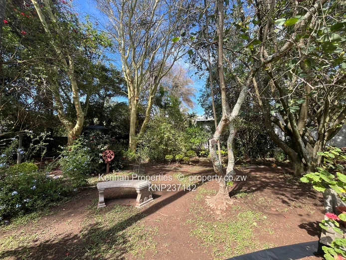 3 bed townhouse set in a large garden with lovely trees