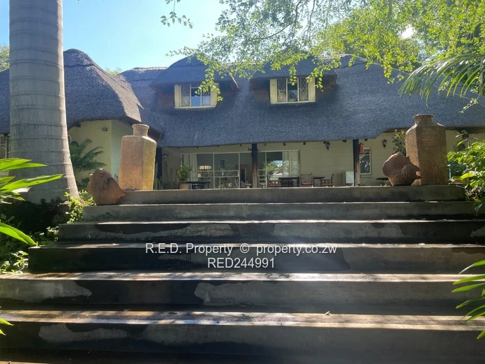 Stunning Double Storey Thatch Lodge Overlooking Msuna Bay