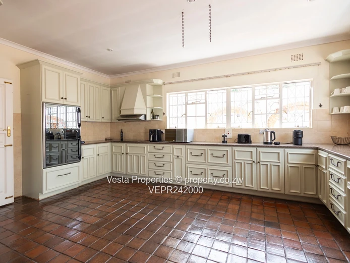 6 Bedroom House for Sale in Helensvale