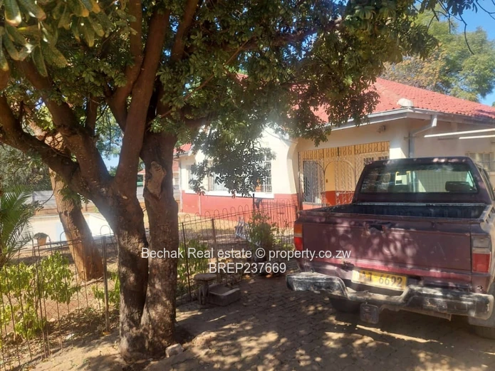 Family Home in Famona — 3-bed, Pool & Borehole on 2,360m²