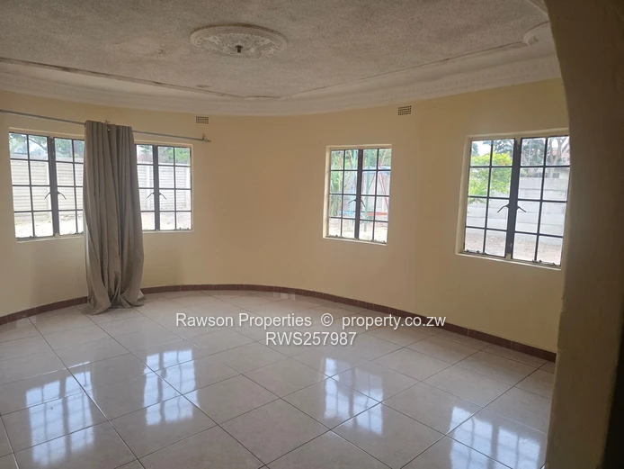 Walled & Gated 5-Bed in Mainway Meadows — Open-Plan Kitchen