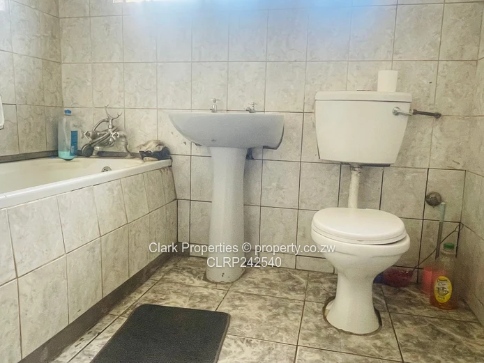 4-Bedroomed Fix-Me-Upper: A Great Investment (Sole Mandate)