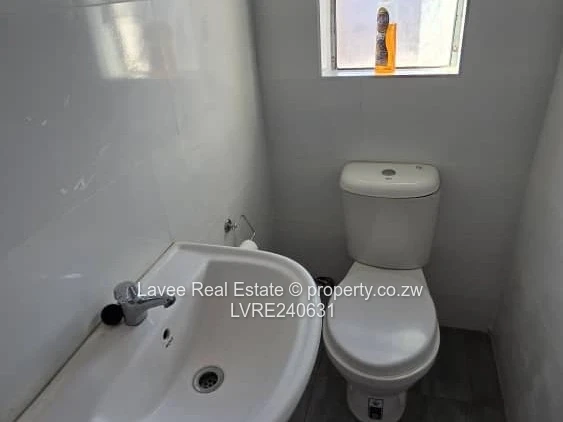 1,800m² OF UNCOMPROMISED LIVING – SOLAR, BOREHOLE & A GUEST SUITE IN THE HEIGHTS