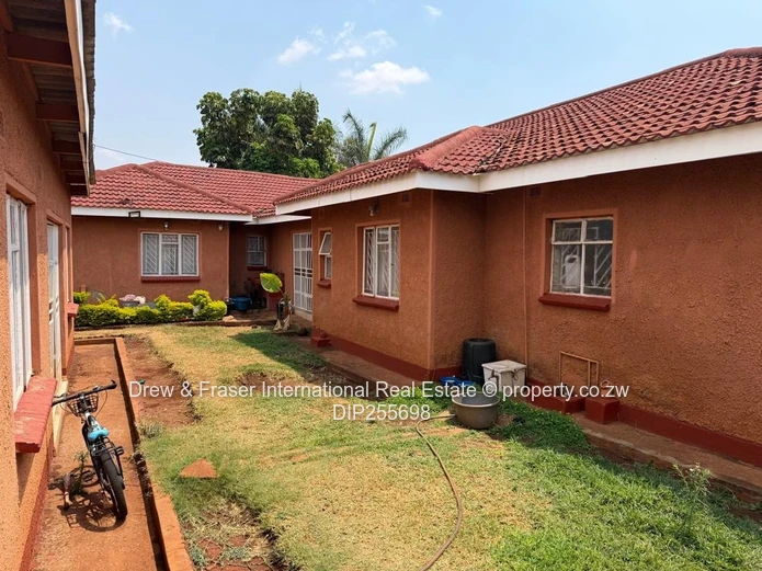 Westgate 4-bed: Spacious Tiled Kitchen, Dining & Borehole