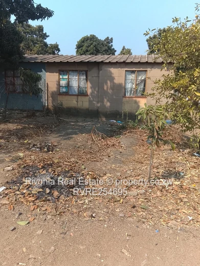 Glen Norah: 2-Bed Fixer-Upper on 200m² with Borehole
