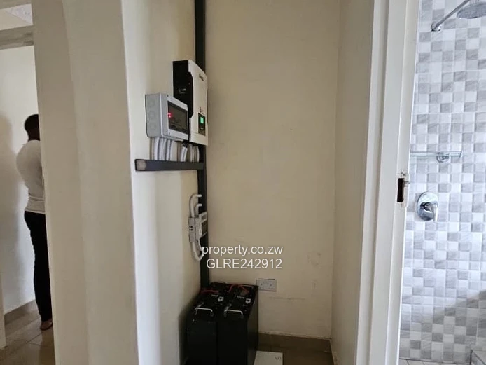 4-Bed Home with Large Paved Drive, Garden & Borehole - Sandton Park