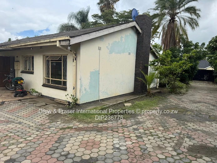 Cotswold Hills Mabelreign 3 beds House with a bedsitter cottage for sale $150k