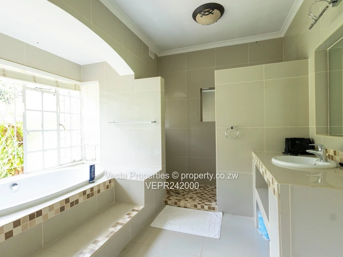 6 Bedroom House for Sale in Helensvale