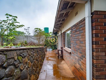 2 Bedroom Flat & Apartment