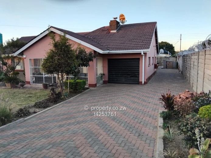 Cotswold hills neat 4 bedroomed house to Rent 