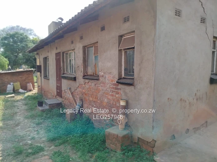 1,820 m² Walled Stand with a 5bedCottage, Westwood — Tarred Road, Water, ZESA & Sewer