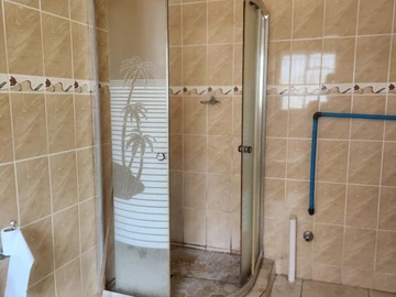 6 Bedroom Flat & Apartment