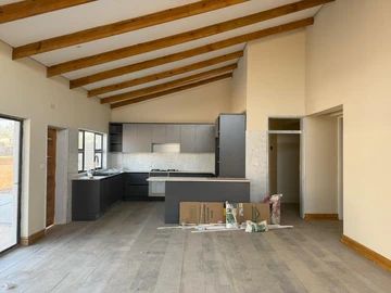 4 Bedroom Flat & Apartment