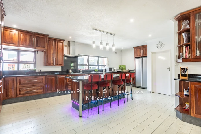 Executive 5 bedroom home with 3 bed cottage in prime area! (Sole Mandate)