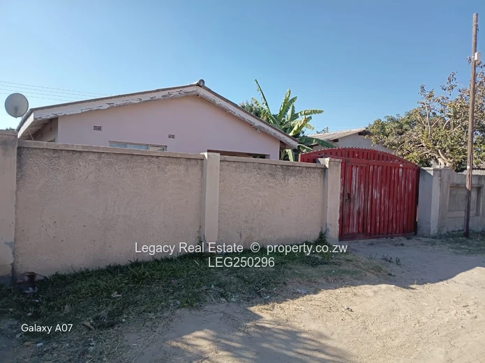 6-Bed, 1-Bath Home in Chitungwiza with Tiled Lounge